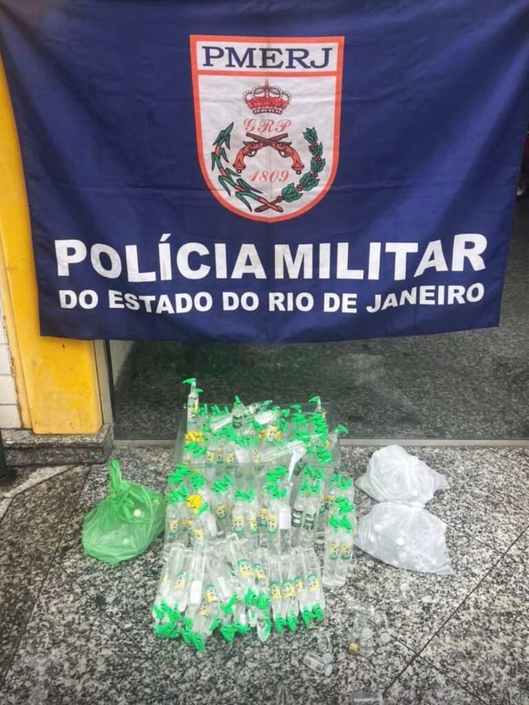 Polícia apreende 195 frascos de lança-perfume e detém homem em Jardim Gramacho, Duque de Caxias