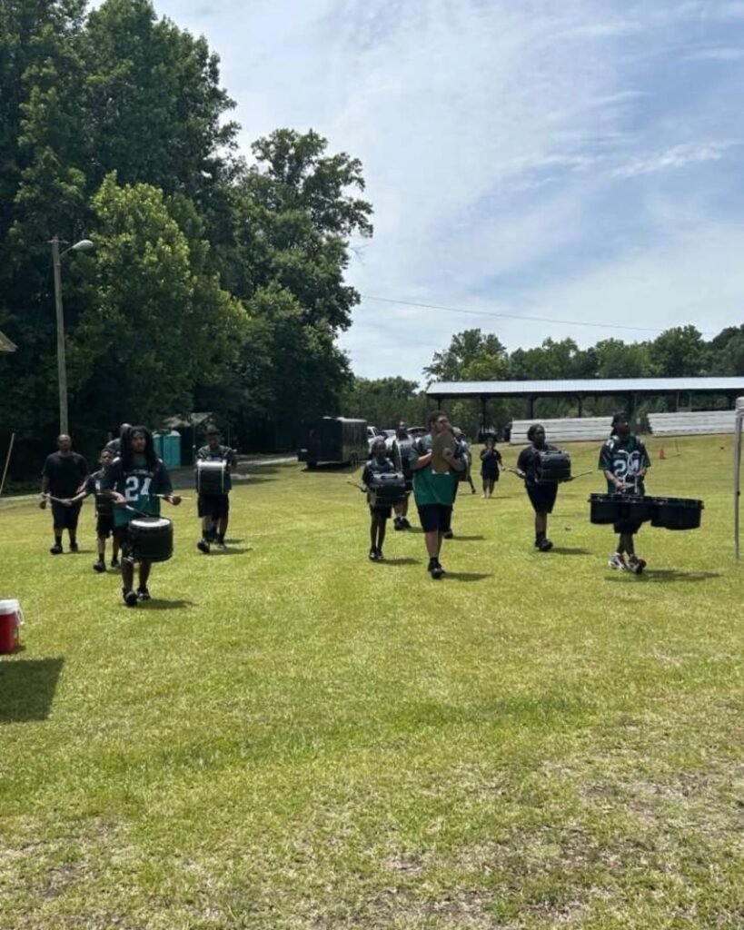 Voluntários celebram Juneteenth com alegria e reflexão em evento comunitário significativo