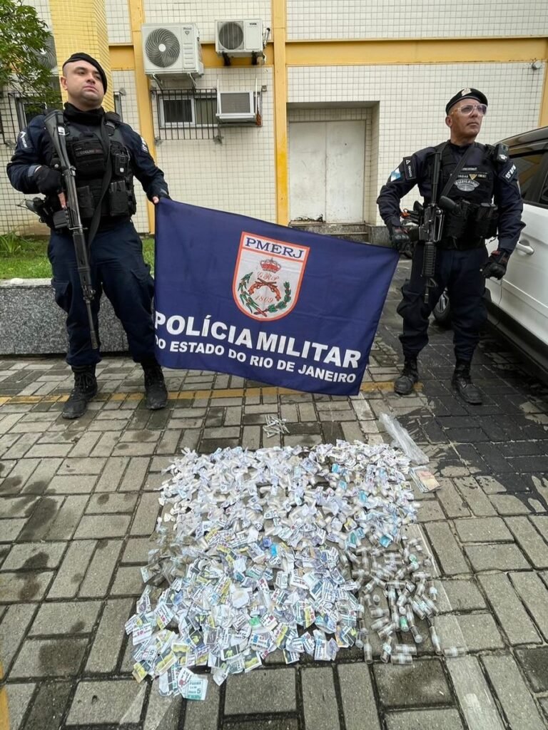 Polícia prende suspeito com entorpecente em patrulhamento na Vila Operária, Duque de Caxias