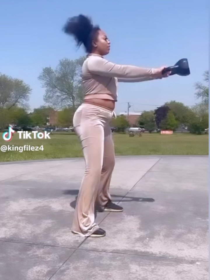 Kettlebell swing e walk: fortalecimento e equilíbrio no treino de Flash Friday