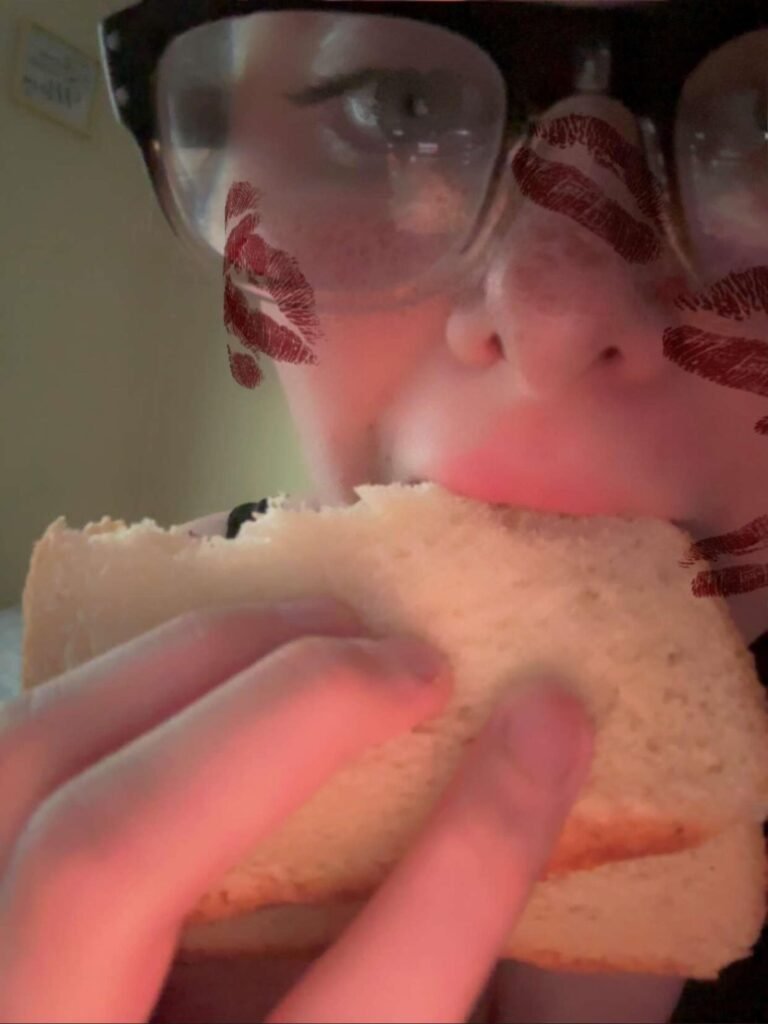 Namorada compartilha momento inusitado ao comer um parte do fruto nas redes sociais