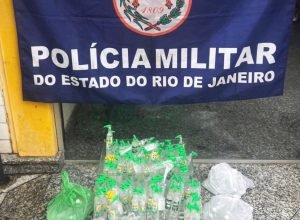 Polícia apreende 195 frascos de lança-perfume e detém homem em Jardim Gramacho, Duque de Caxias