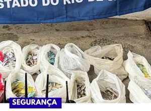PM apreende rádios comunicadores e drogas em operação em Engenheiro Pedreira, Japeri