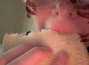 Namorada compartilha momento inusitado ao comer um parte do fruto nas redes sociais