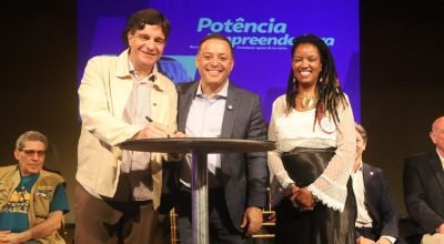 1782855637_O-presidente-do-Sebrae-Rodrigo-Soares-o-prefeito-de-Niteroi-Rodrigo-Neves-e-a-secretaria-Municipal-d.jpeg