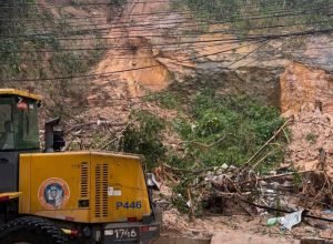Apos-deslizamento-na-Rocinha-cerca-de-70-toneladas0016638700202606161322.jpg