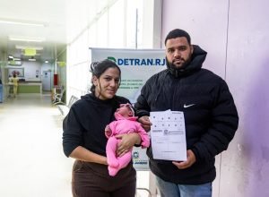 Bebes-recebem-a-primeira-Carteira-de-Identidade-do0016667200202606270914.jpg