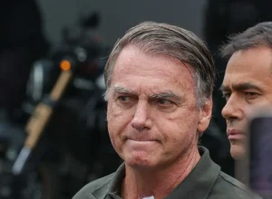 Bolsonaro-ainda-nao-consegue-se-alimentar-sozinho-0016510200202605031533.webp.webp