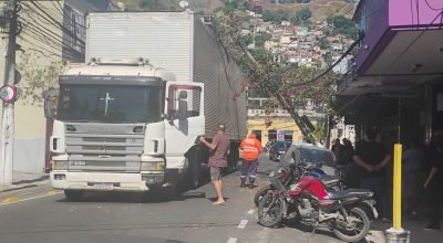 Caminhao-derruba-poste-e-interdita-rua-em-Niteroi0016712700202607151350.jpg