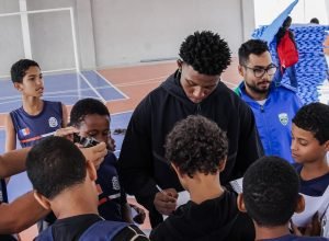 Campeao-mundial-de-taekwondo-Henrique-Marques-visita-alunos-de-escola-municipal-em-Itaborai-5.jpeg