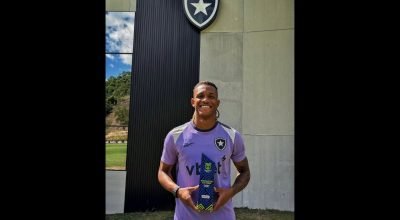 Danilo-recebe-o-premio-de-melhor-jogador-de-marco-0016472900202604211230.jpg