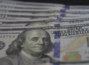 Dolar-fecha-em-R-516-e-atinge-menor-valor-em-20-me0016320300202602231901.webp.webp