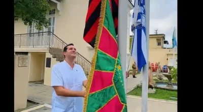 Eduardo-Cavaliere-sobe-a-bandeira-da-Mangueira-e1779404512780.webp.webp