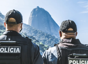 Em-cinco-dias-dois-PMs-sao-mortos-com-tiros-de-fuzil-na-cabeca-no-Rio.png