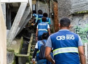 Equipe-de-atendimento-da-Aguas-do-Rio-atuando-em-comunidade-Foto-Divulgacao.jpg