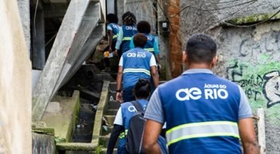 Equipe-de-atendimento-da-Aguas-do-Rio-atuando-em-comunidade-Foto-Divulgacao.jpg