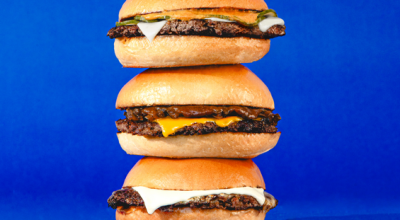 GeBurger_Especial-cheddar-e-classico_Credito-Alex-Woloch.png