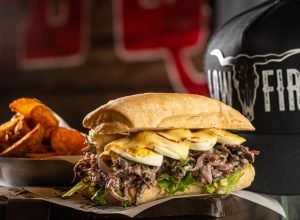 Low-Fire-Smokehouse_Sanduiche-de-Salpicao-de-Carne-Defumada_Cred-Tomas-Velez-1024x681.jpg