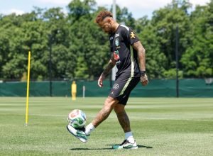Neymar-treina-com-a-Selecao-mas-deve-nao-jogar-con0016639800202606161856.jpg
