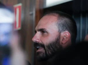 PF-afasta-Eduardo-Bolsonaro-do-cargo-de-escrivao-n0016329900202602262054.webp.webp
