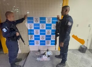 Policia-apreende-arma-drogas-e-prende-dois-suspeit0016456400202604141936.jpg