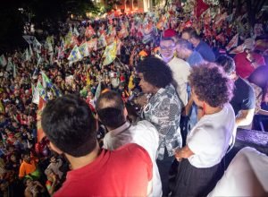 Rodrigo-Neves-participa-de-caminhada-em-Niteroi-em0017979500202610231005.jpg
