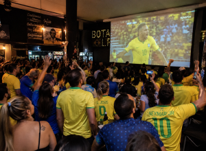 Torcedores-em-bar-vendo-selecao-brasileira-no-telao-imagem-gerada-por-IA.png
