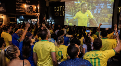 Torcedores-em-bar-vendo-selecao-brasileira-no-telao-imagem-gerada-por-IA.png
