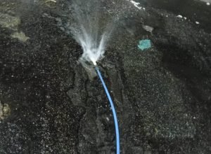 Vazamento-de-agua-ha-mais-de-um-mes-preocupa-morad0016599500202606021010.jpg