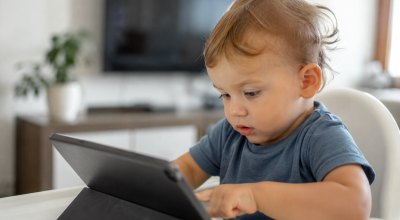 crianca-bebe-mexendo-no-tablet-computador-Imagem-IA.png
