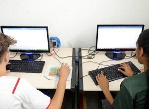 criancas-jovens-internet-escolas.jpg
