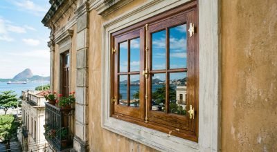 freepik__janela-antiga-de-madeira-macia-restaurada-com-vern__14651.jpeg
