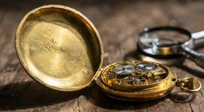 freepik__relgio-de-bolso-antigo-aberto-sobre-mesa-com-lupa-__22363.jpeg