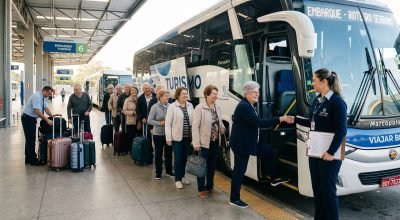 freepik_grupo-de-idosos-embarcando-em-onibus-de-turismo-confortavel-com-malas-organizadas-guia-ao-la.jpeg