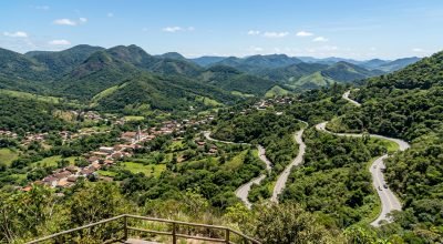 freepik_vista-panoramica-de-trajano-de-moraes-com-montanhas-verdes-casas-espalhadas-em-meio-a-nature.jpeg