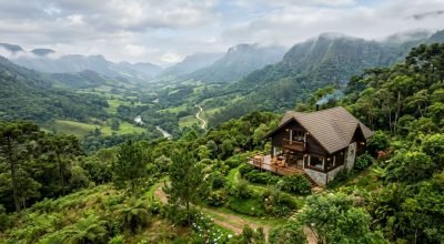 freepik_vista-panoramica-de-vale-montanhoso-em-secretario-com-chale-elegante-rodeado-por-natureza-ve.jpeg