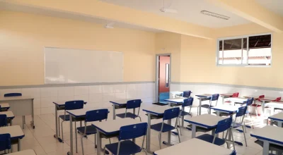 sala-de-aula-vazia-carteiras-alunos-estudantes-escola-educacao-ensino-lousa-quadro-escola-municipal.webp